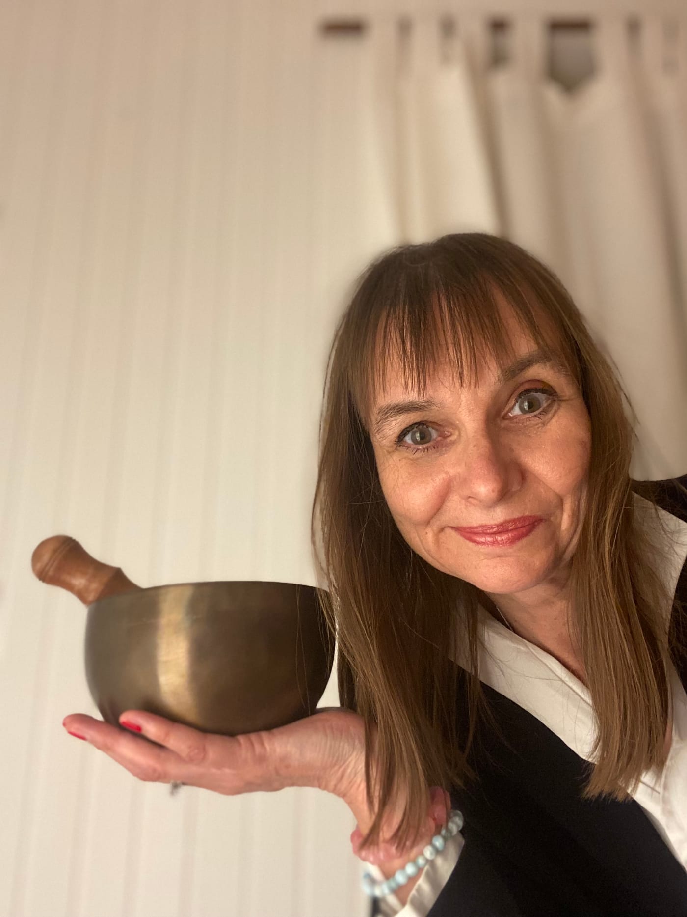 Sabine Stratmann mit einer Klangschale in ihrem Yogaraum in Herdecke