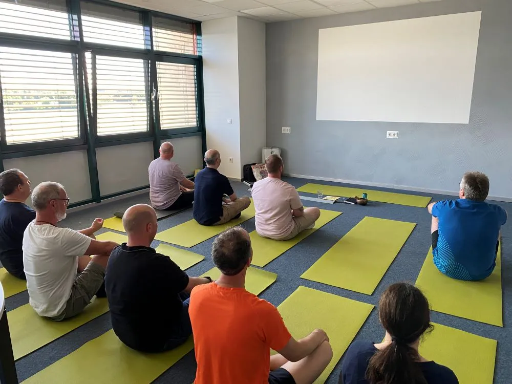 Yoga-Session in einem Unternehmen, Gruppe im Sitzkreis