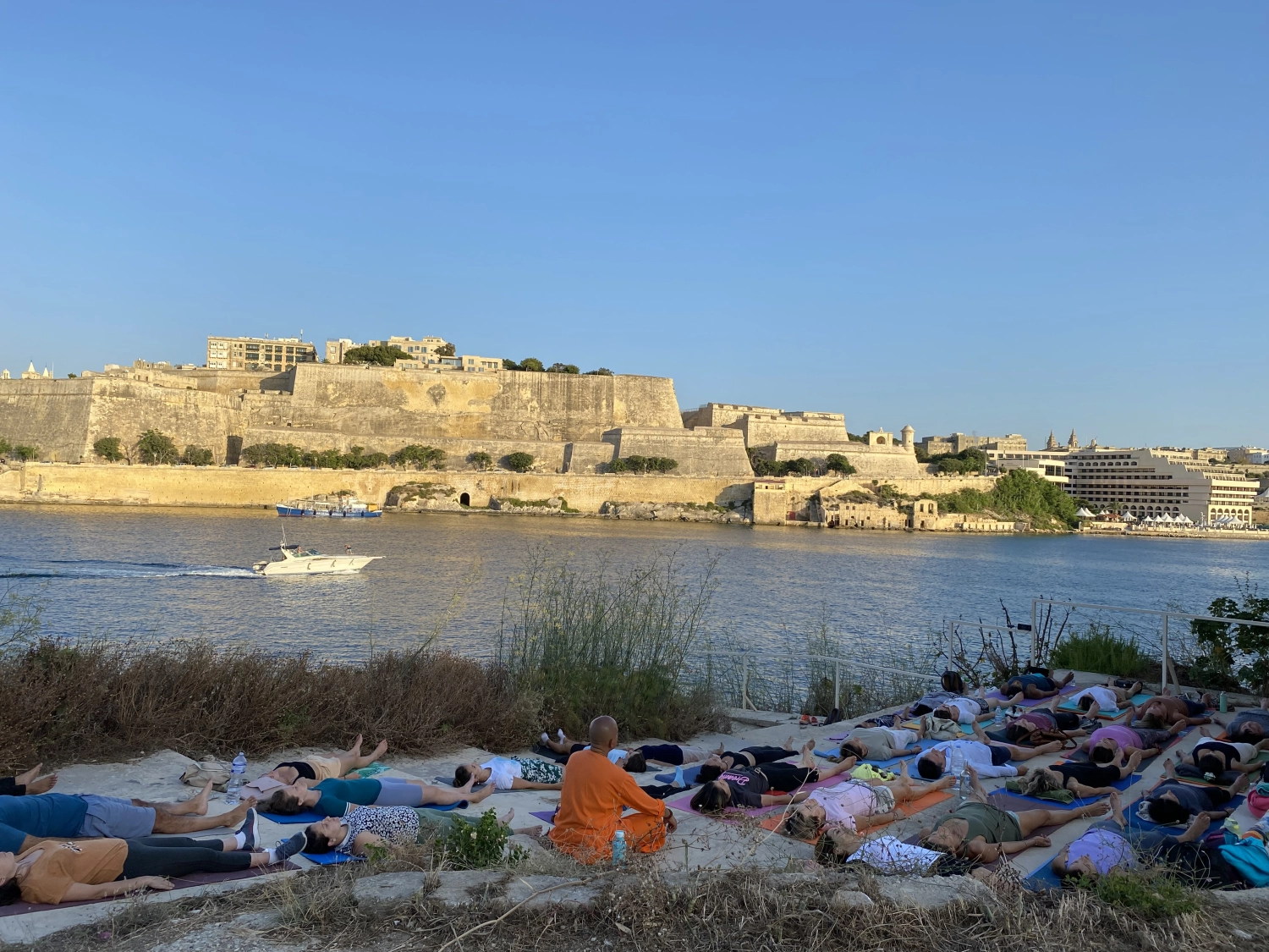 Yoga-Nidra-Session am Wasser – Yogaferien auf Malta
