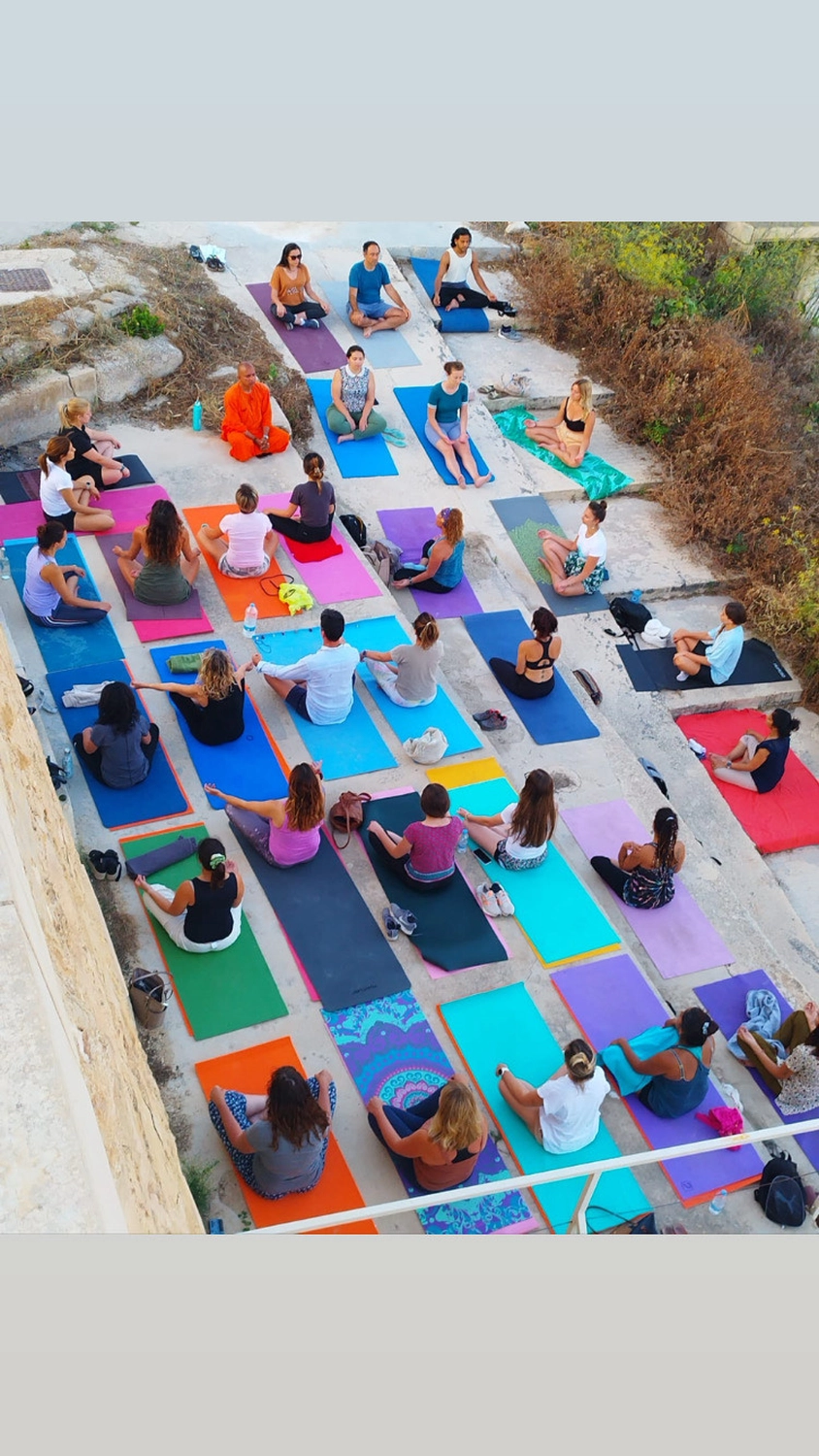 Yoga- und Meditationsleute, die Yoga machen